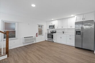 54 W Somerset St in Raritan, NJ - Building Photo - Building Photo