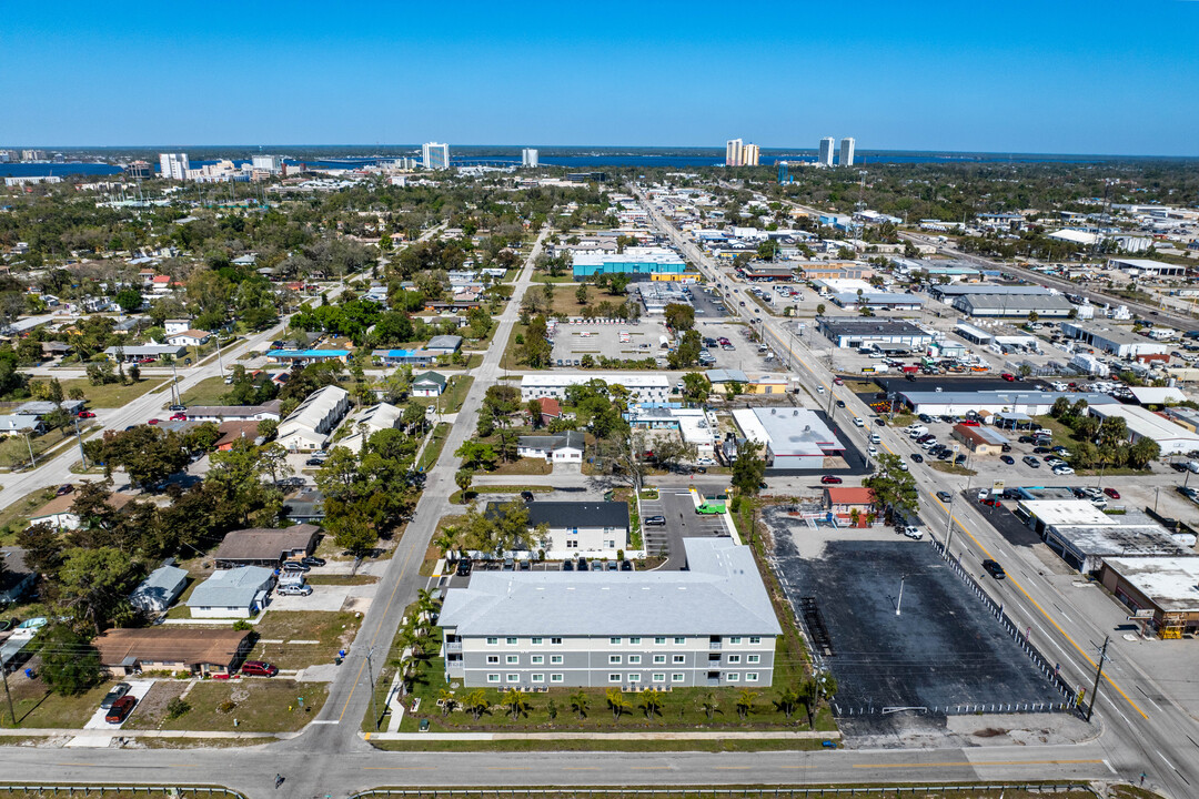 2771 Royal Palm Ave in Ft. Myers, FL - Foto de edificio