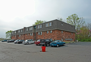 Churchill Manor in New Carlisle, OH - Foto de edificio - Building Photo