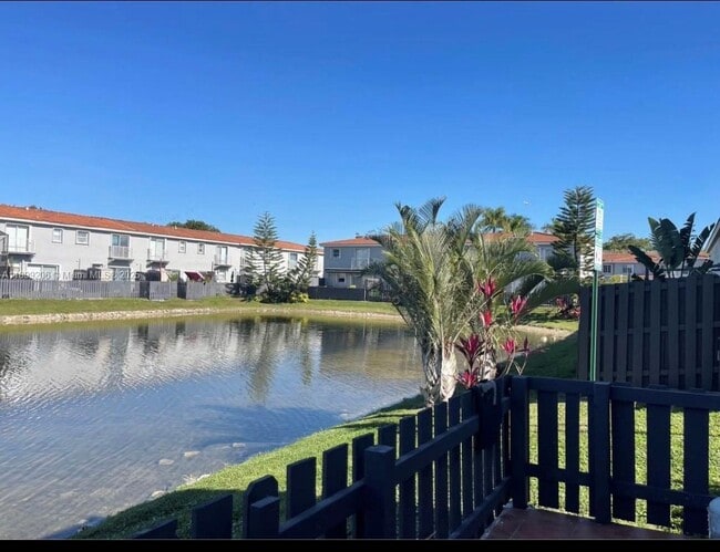 5220 NW 109th Ave in Doral, FL - Building Photo - Building Photo