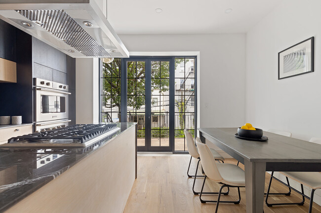 545A Quincy St in Brooklyn, NY - Building Photo - Interior Photo