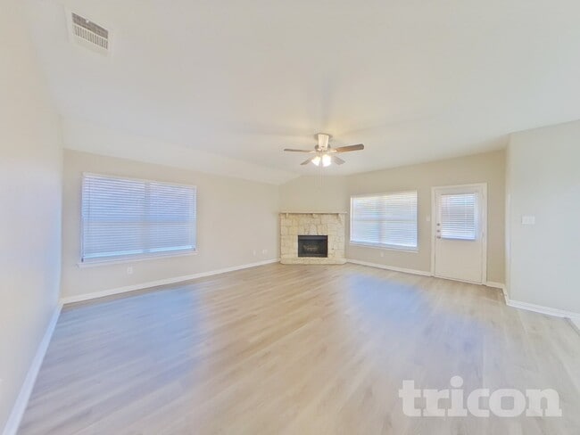 203 Happy Ln in Red Oak, TX - Building Photo - Building Photo