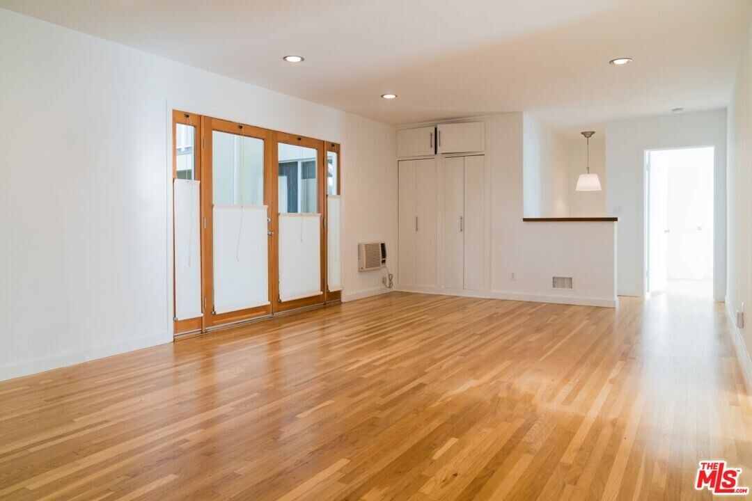 1223 N Crescent Heights Blvd in West Hollywood, CA - Building Photo