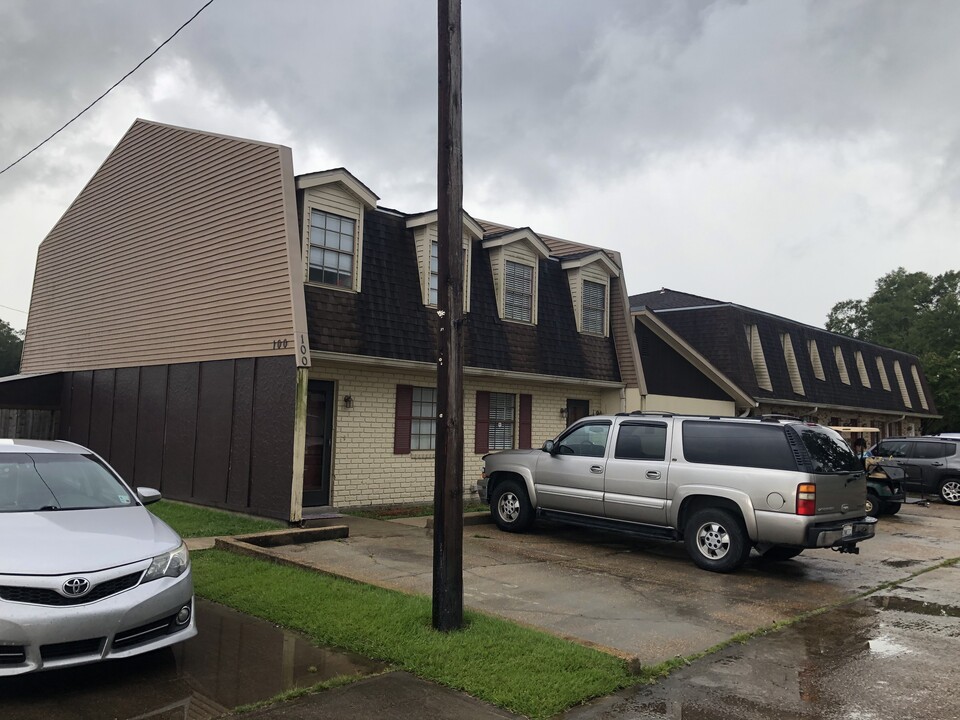 100 Dee Ann Dr in Hammond, LA - Foto de edificio