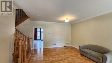 103 Doris Ave in Toronto, ON - Building Photo - Building Photo