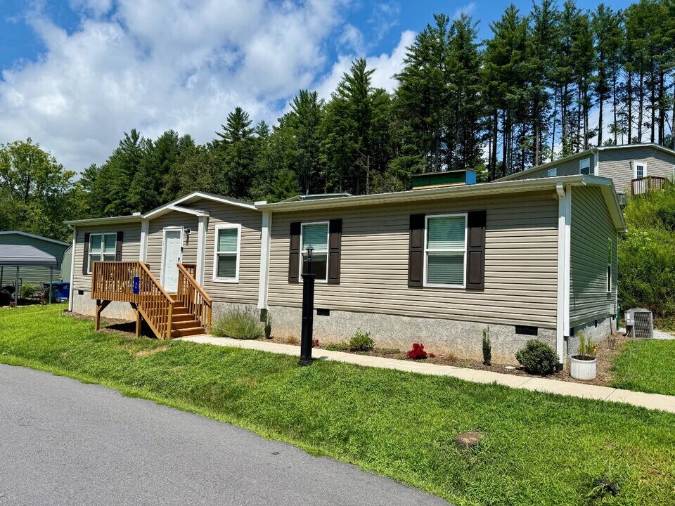 66 Enterprise Dr in Fairview, NC - Building Photo