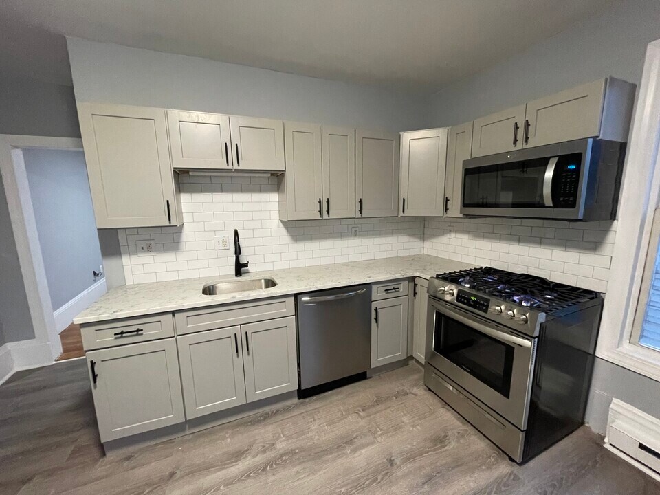 72 Bloomingdale St in Chelsea, MA - Building Photo