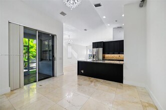 857 Sand Creek Cir in Weston, FL - Foto de edificio - Building Photo
