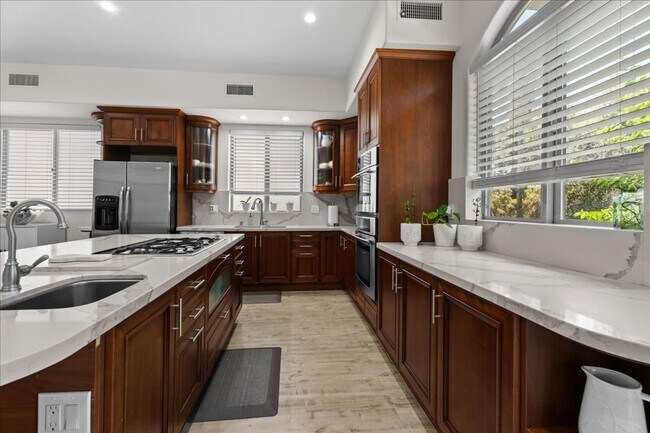 5404 Bellingham Ave in Los Angeles, CA - Building Photo - Building Photo