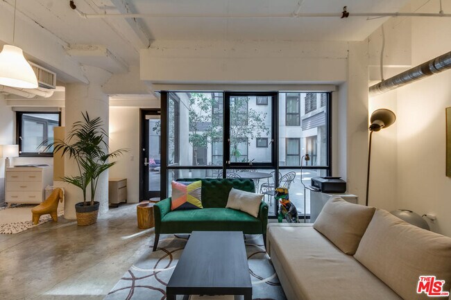 1100 S Grand Ave in Los Angeles, CA - Building Photo - Building Photo