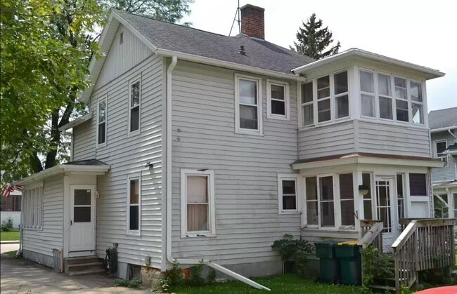 430 E Franklin St, Unit Lower in Waupun, WI - Building Photo - Building Photo