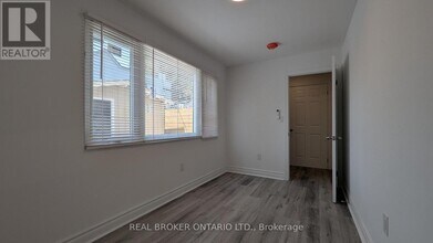 1150 Woodbine Ave in Toronto, ON - Building Photo - Building Photo