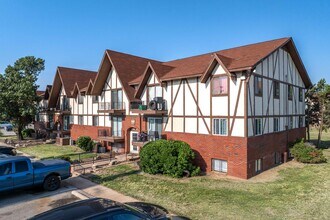 Kingsborough Apartments in Wichita, KS - Foto de edificio - Building Photo
