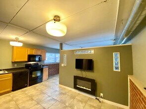 1808 3rd Ave, Unit 103 in Rock Island, IL - Foto de edificio - Building Photo