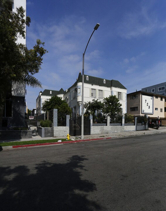 727 S Manhattan Pl in Los Angeles, CA - Foto de edificio