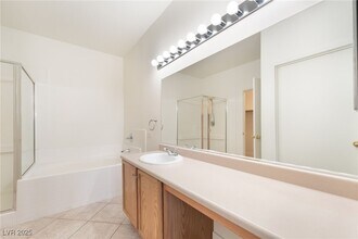 1008 Domnus Ln in Las Vegas, NV - Building Photo - Building Photo