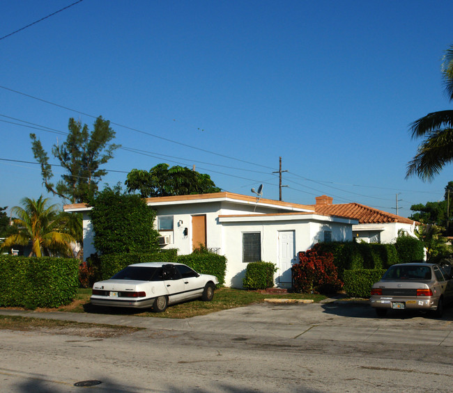 2335-2341 Monroe St in Hollywood, FL - Building Photo - Building Photo