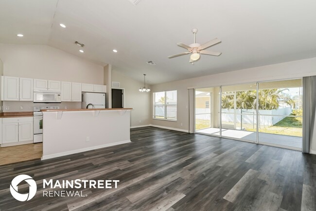 2428 NE 1st Ave in Cape Coral, FL - Foto de edificio - Building Photo