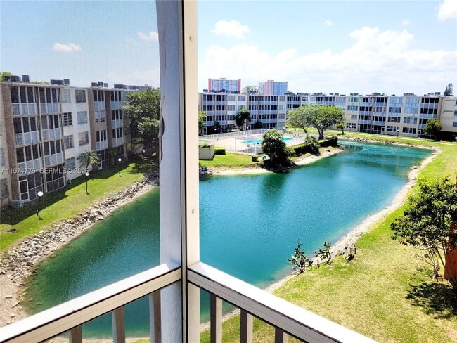 1700 NE 191st St in Miami, FL - Building Photo - Building Photo