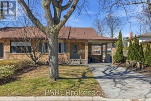 577 Tuscarora Dr in Hamilton, ON - Building Photo