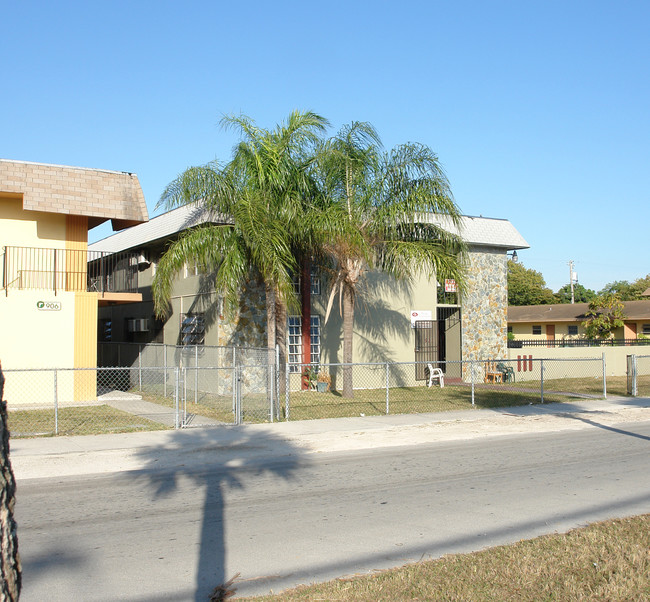 922 NW 1st Ave in Homestead, FL - Foto de edificio - Building Photo