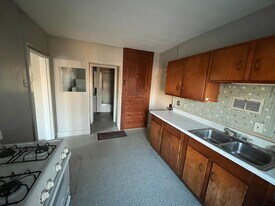 103 W 1st St in Roxana, IL - Building Photo