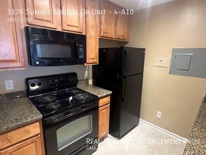 3176 Summit Square Dr in Oakton, VA - Building Photo - Building Photo