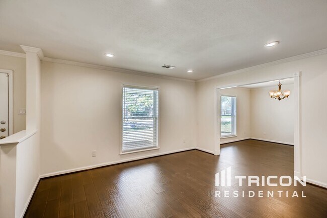8127 Twin Hills Dr in Houston, TX - Building Photo - Building Photo