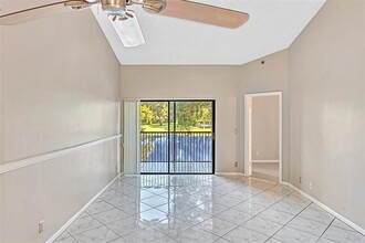 5532 Courtyard Dr in Margate, FL - Building Photo - Building Photo