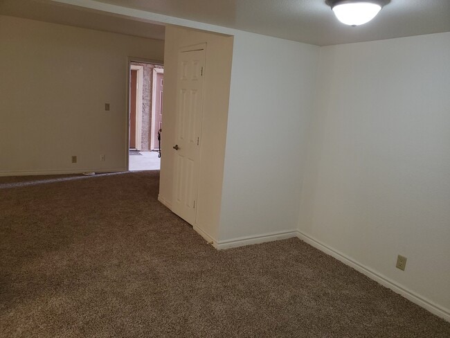 4981 River Glen Dr, Unit 110 in Las Vegas, NV - Building Photo - Building Photo