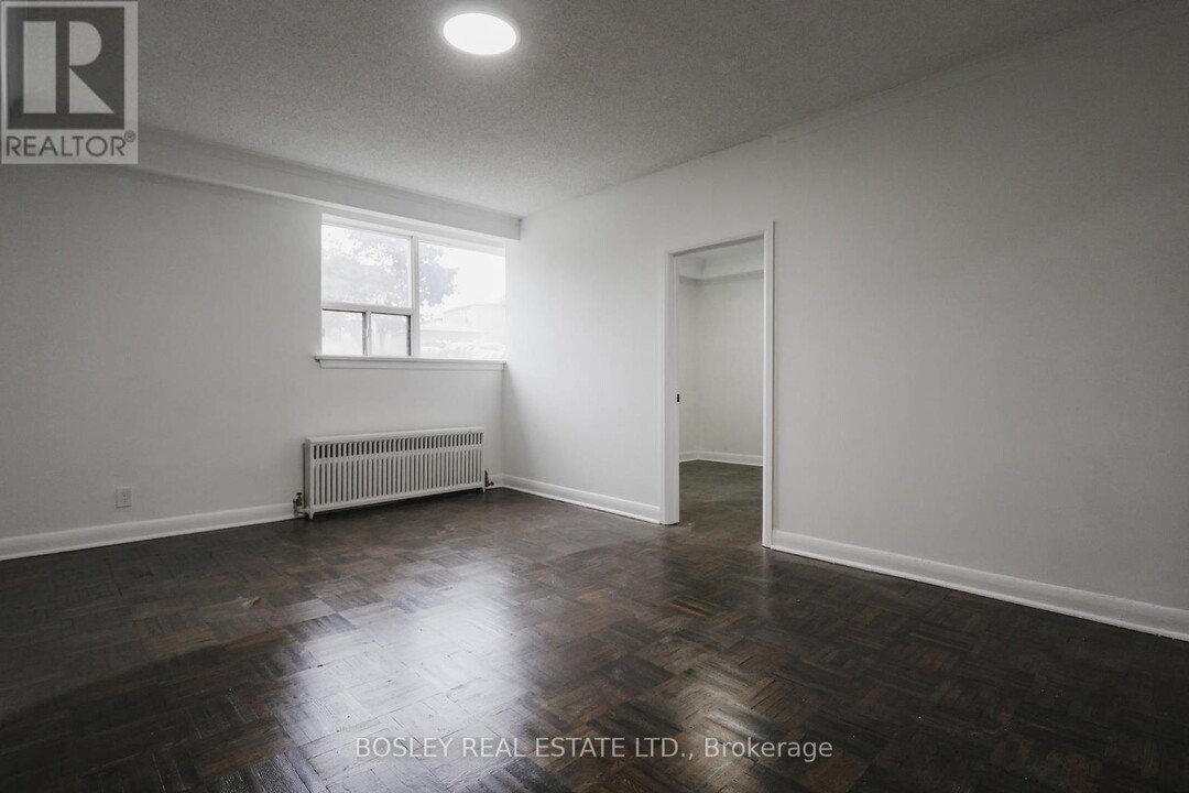17-17 Calvington Dr in Toronto, ON - Building Photo