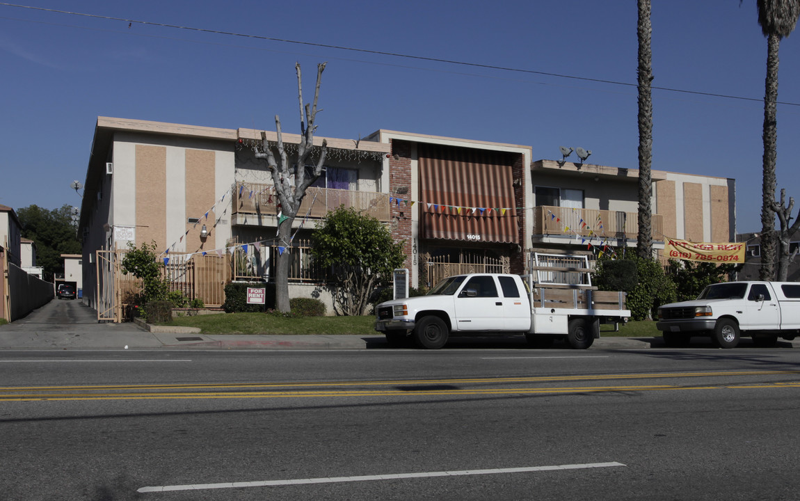 Oxnard Garden Apartments in Van Nuys, CA - Building Photo