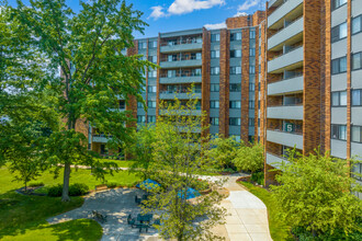 Oxford Park Towers of Berkley in Berkley, MI - Foto de edificio - Building Photo