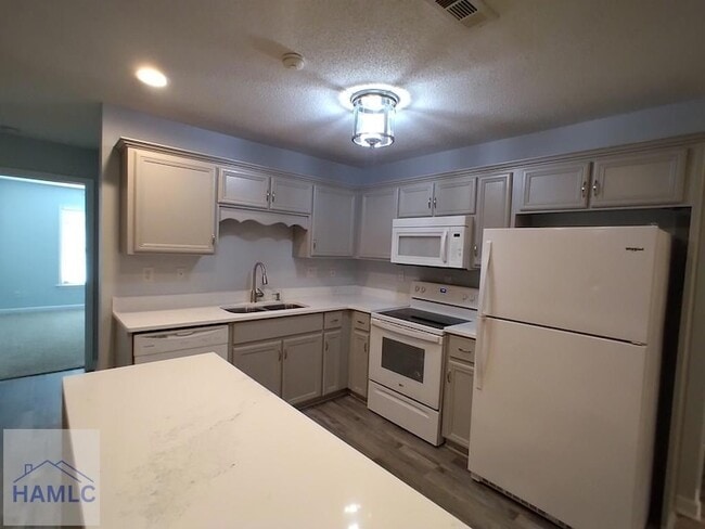 306 N Main St in Hinesville, GA - Foto de edificio - Building Photo