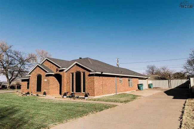 property at 801 Sugarbush Ln