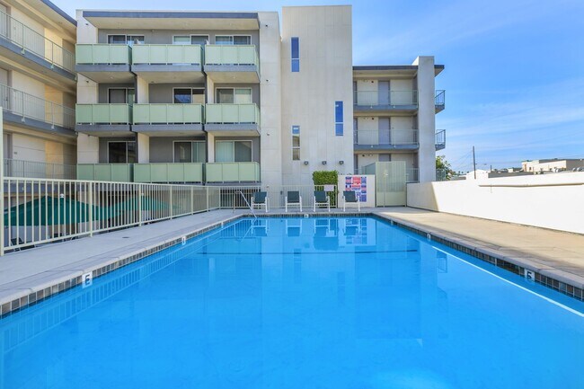 Aqua Courtyard Suites in Pasadena, CA - Foto de edificio - Building Photo