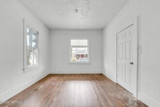 2106 Moncrief Rd in Jacksonville, FL - Building Photo - Building Photo