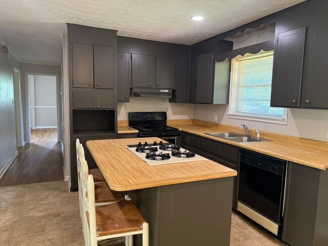 property at 3006 Lakewood Dr