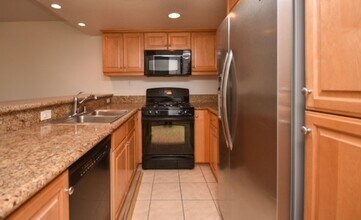 555 Eaton St in Oceanside, CA - Building Photo - Building Photo