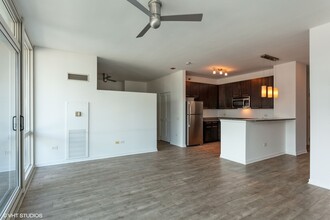 757 N Orleans St, Unit 1202 in Chicago, IL - Building Photo - Building Photo