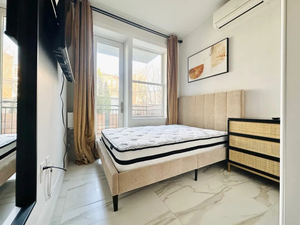 Furnished room/NOT APARTMENT in Brooklyn, NY - Building Photo