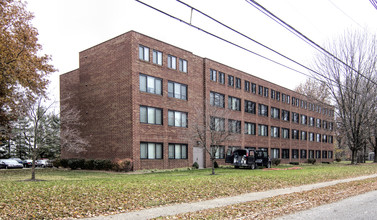 Highland Court in Louisville, KY - Building Photo - Building Photo