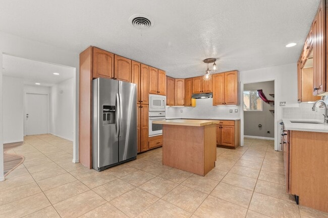 property at 10407 Sierra Bonita Ave NE