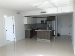 5252 Northwest 85th Court, Unit 18XX in Doral, FL - Foto de edificio - Building Photo