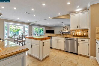668 Sun Tree Ct in Danville, CA - Foto de edificio - Building Photo