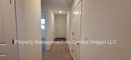 1349 NE Cobbleridge Lp in Prineville, OR - Foto de edificio - Building Photo