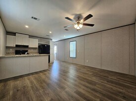 527 Suwanee Dr in North Fort Myers, FL - Building Photo