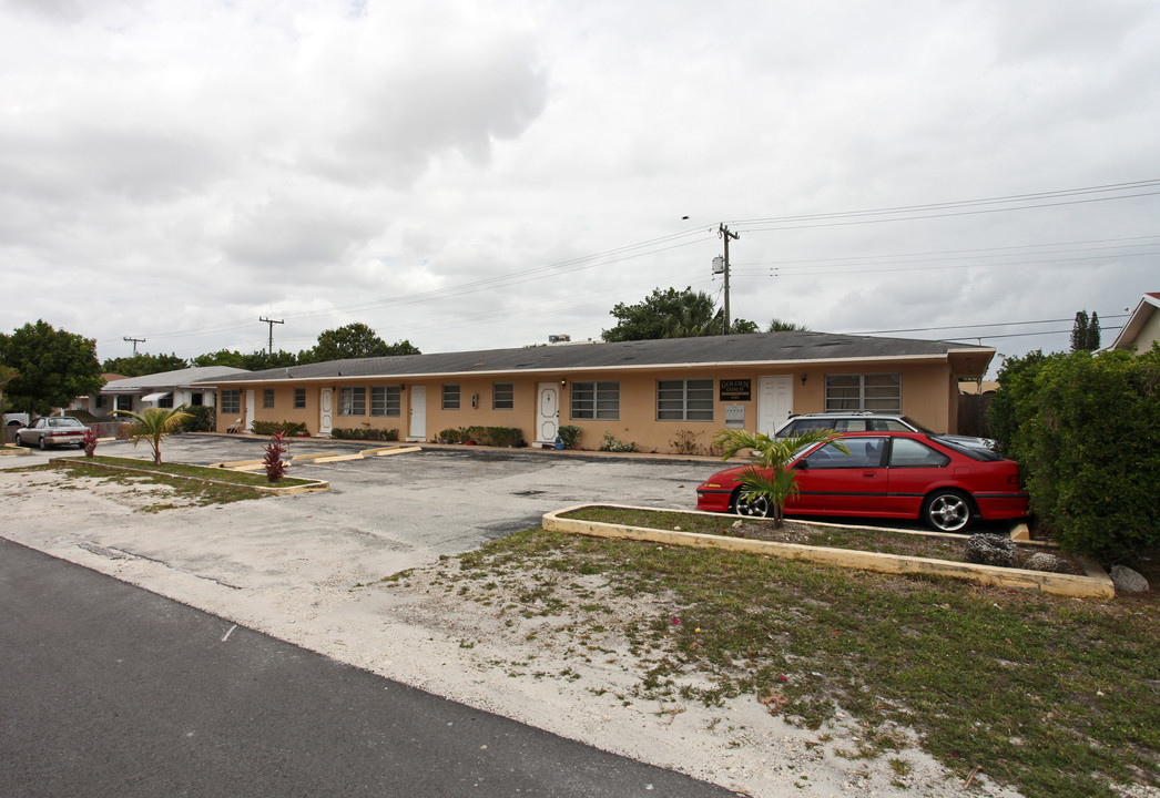 Golden Coach Apartments in Miramar, FL - Building Photo