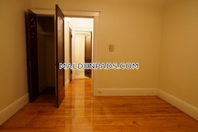 349 Pleasant St in Malden, MA - Foto de edificio - Building Photo
