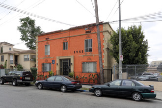 2962 Francis Ave in Los Angeles, CA - Building Photo - Building Photo